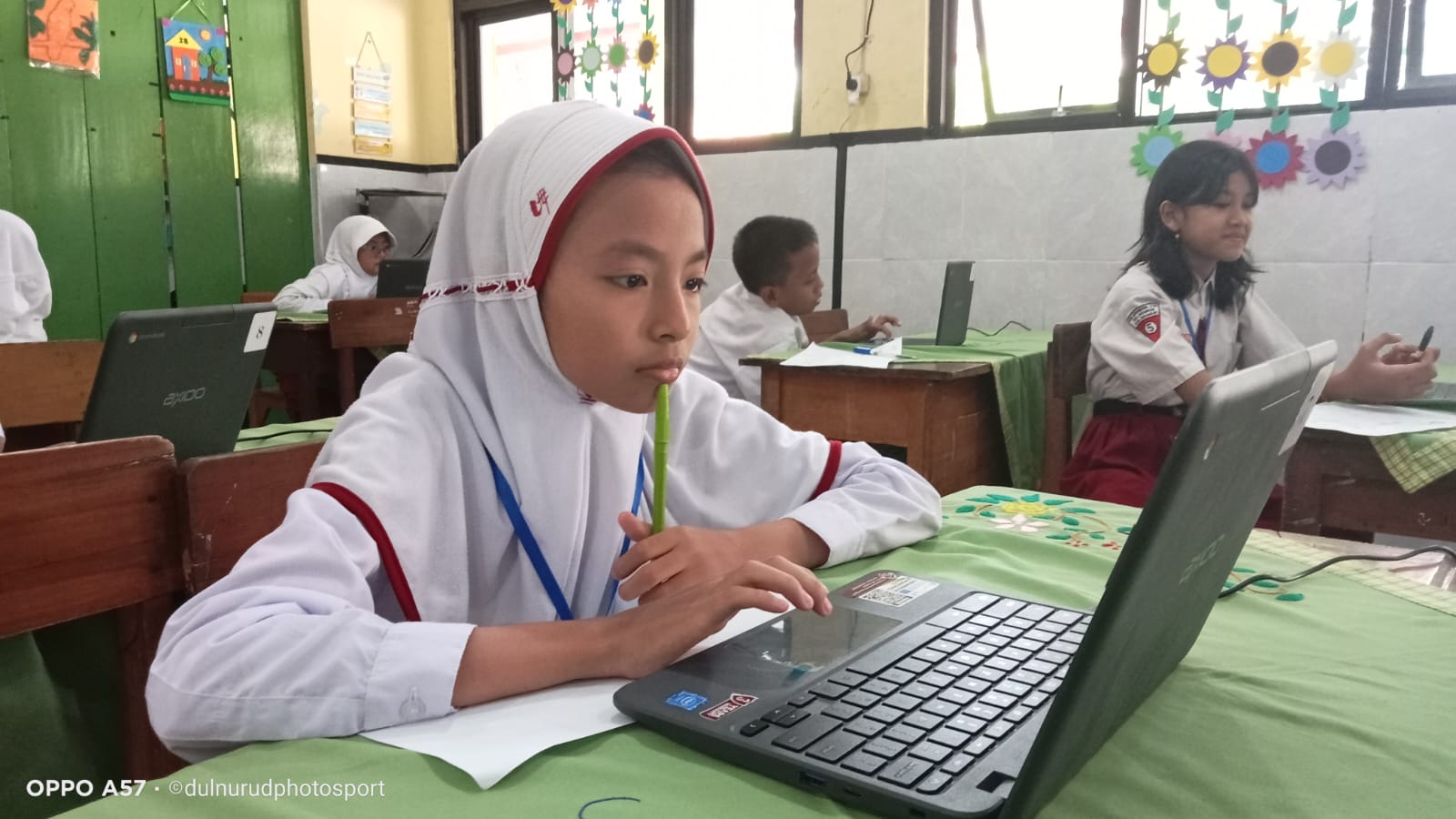 Foto: Ketegangan siswa SDN Semambung 1 Gedangan Sidoarjo saat mengerjakan Asesmen Nasional Berbasis Komputer.