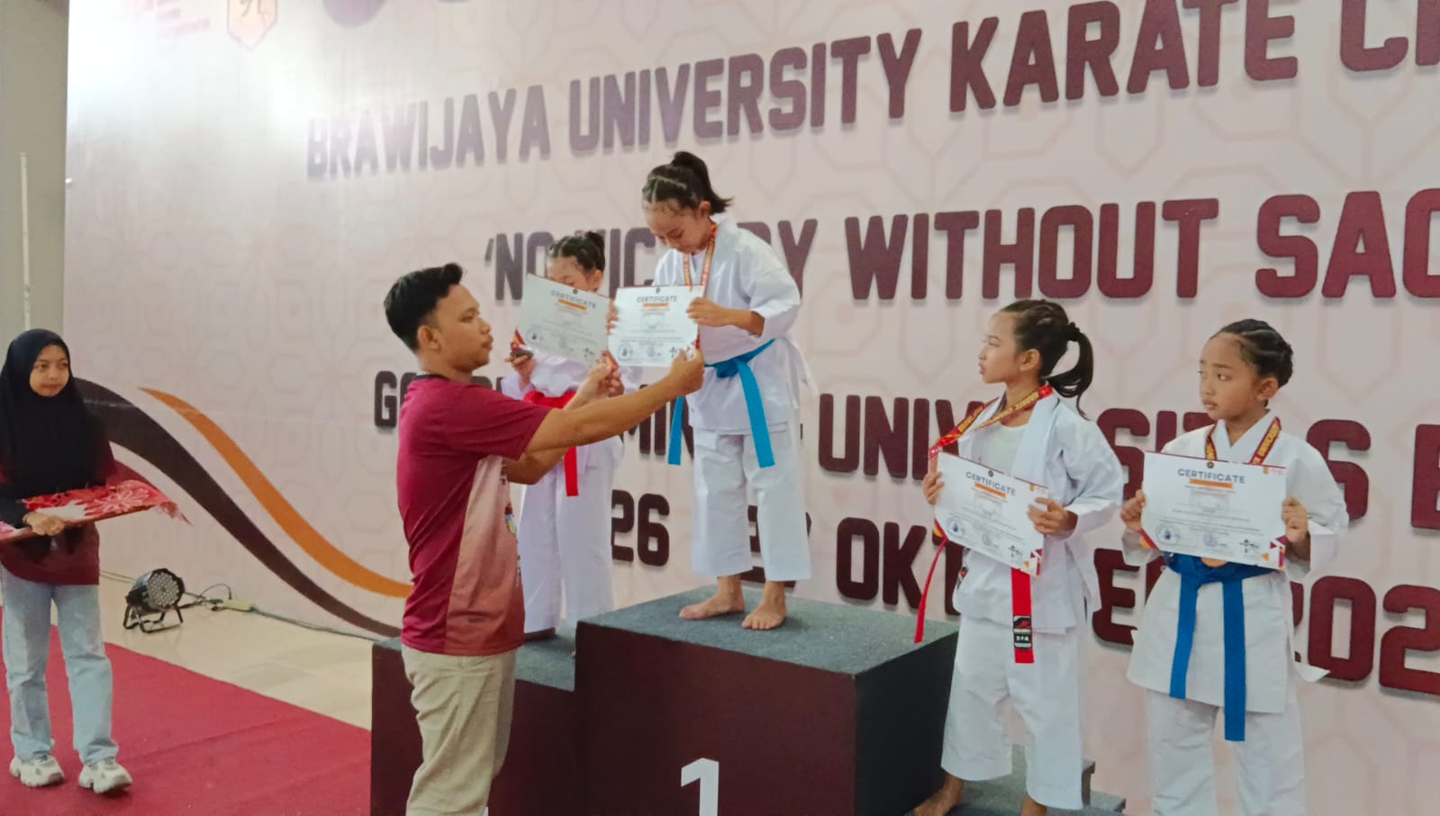 Foto: Saat pemberian sertifikat.