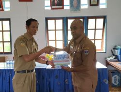 Pjs. Bupati Asmat Berikan Bantuan Pendidikan dan Kesehatan di Distrik Suator Kabupaten Asmat