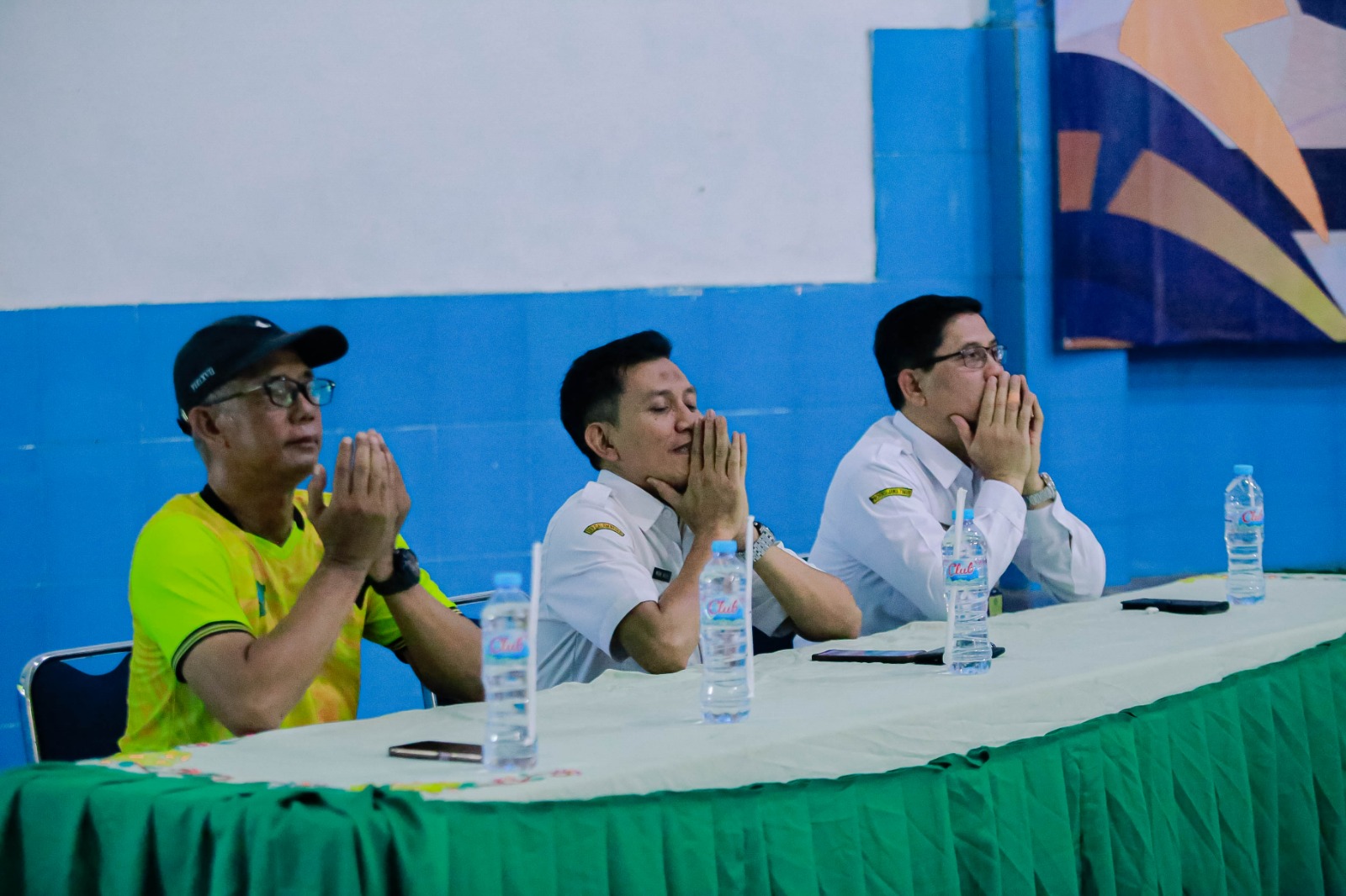 Dari kiri: Ketua FKKG PJOK, Kepala Seksi GTK SMP dan Kepala SMPN 2 Sidoarjo saat berdoa di kegiatan senam kreasi anak Indonesia.