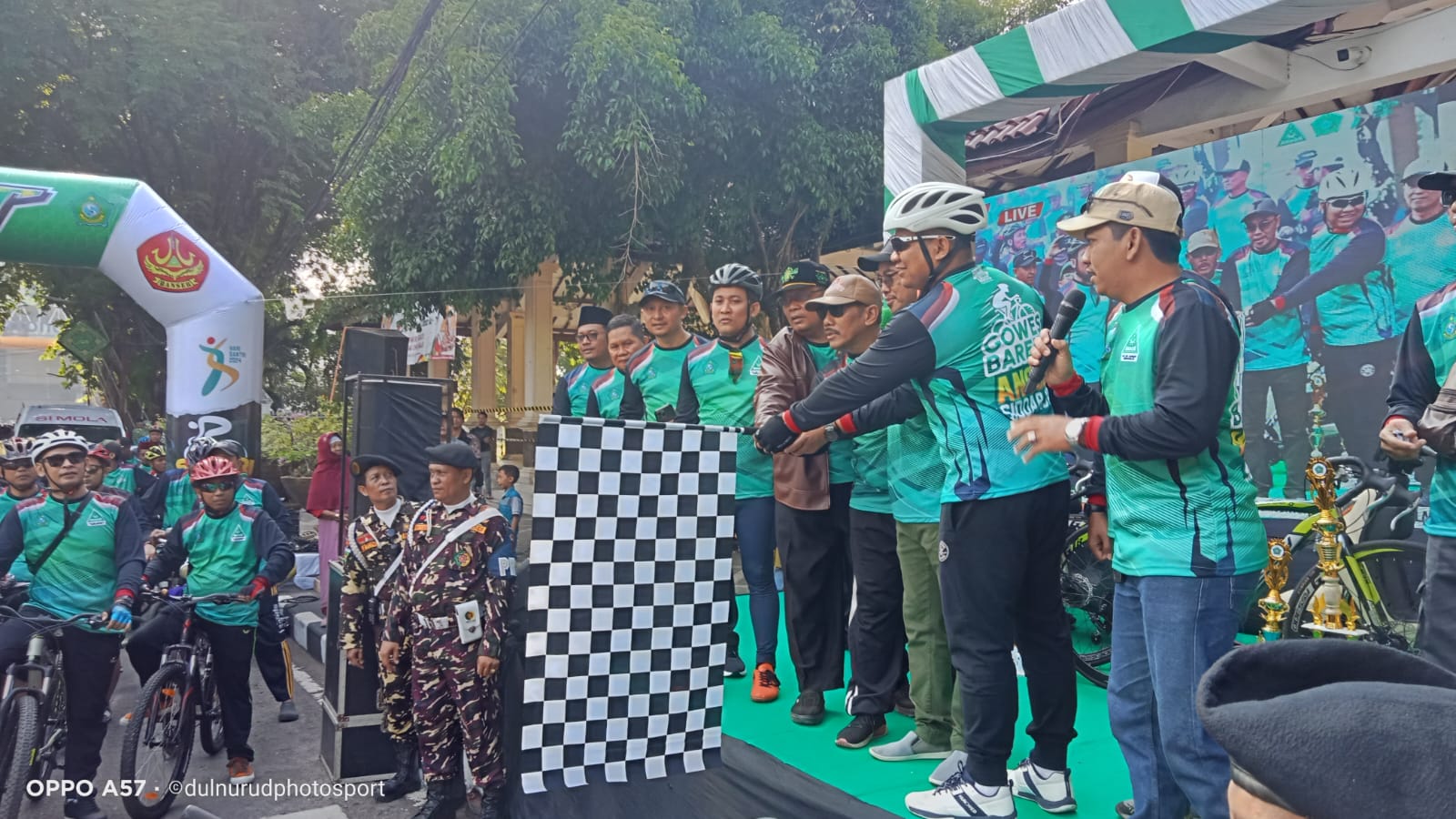 Foto: Ketua Umum Ansor Kabupaten Sidoarjo H. Riza Ali Faizin saat melepas peserta gowes santri di alun-alun Sidoarjo.