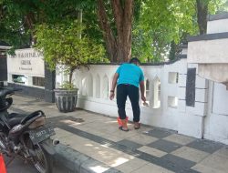 Jelang Hari Pahlawan Komunitas Gresik Ekspresi Adakan Giat Bersih-bersih dan Pengecatan di Taman Makam Pahlawan
