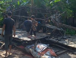 Rumah Roboh Diterjang Hujan Deras dan Angin Kencang di Desa Teluk Lubuk