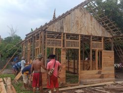 Aksi Gotong Royong Membangun Rumah Warga di Desa Alai Kecamatan Lembak Muara Enim