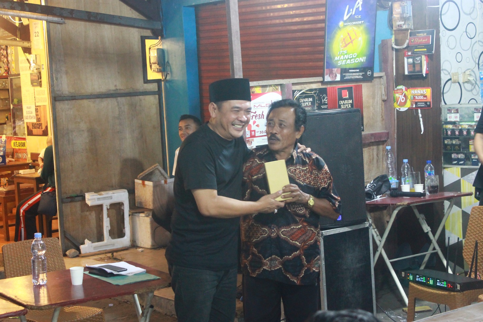 Foto: Sumrambah memberikan apresiasi kepada Pak Budi.