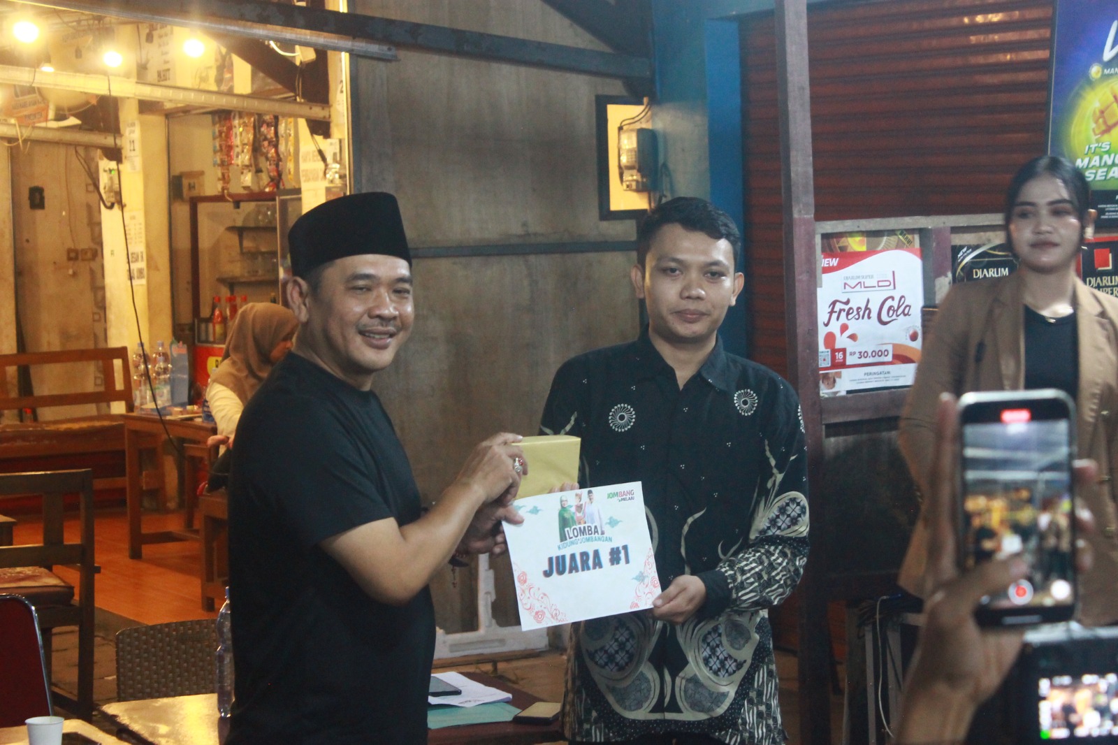 Foto: Sumrambah memberi apresiasi kepada seniman muda budaya ludruk untuk terus berkembang.
