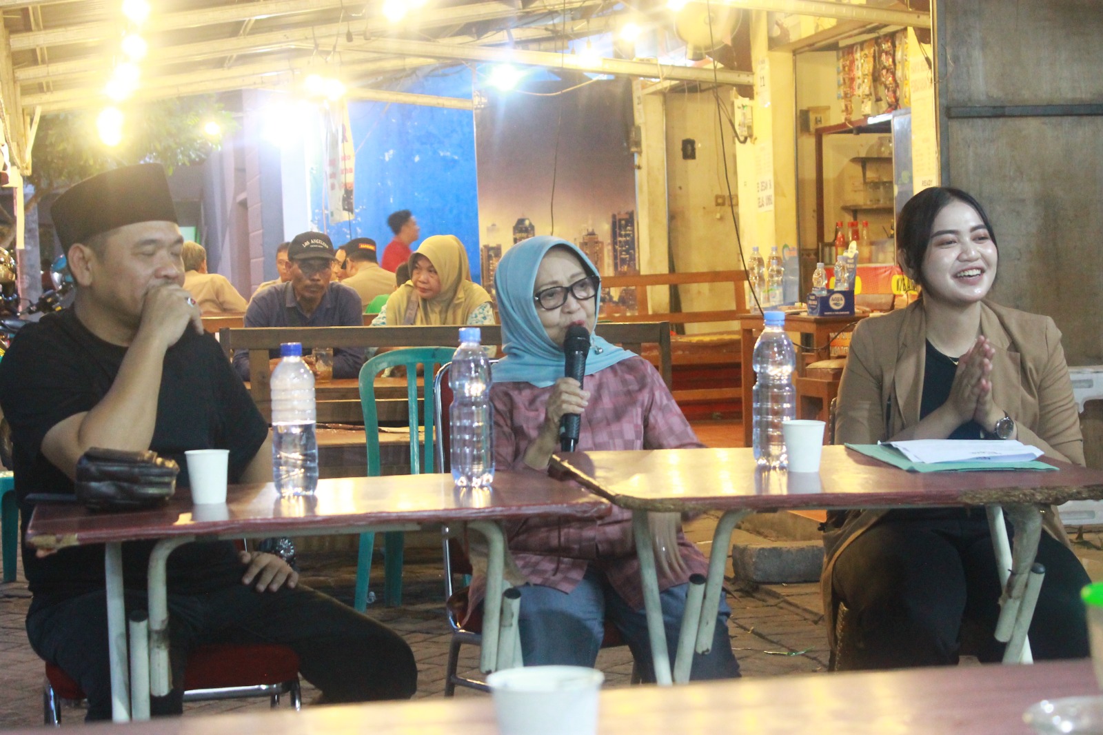 Foto: Mundjidah - Sumrambah meyakinkan masyarakat dan menjelaskan programnya ke depan.