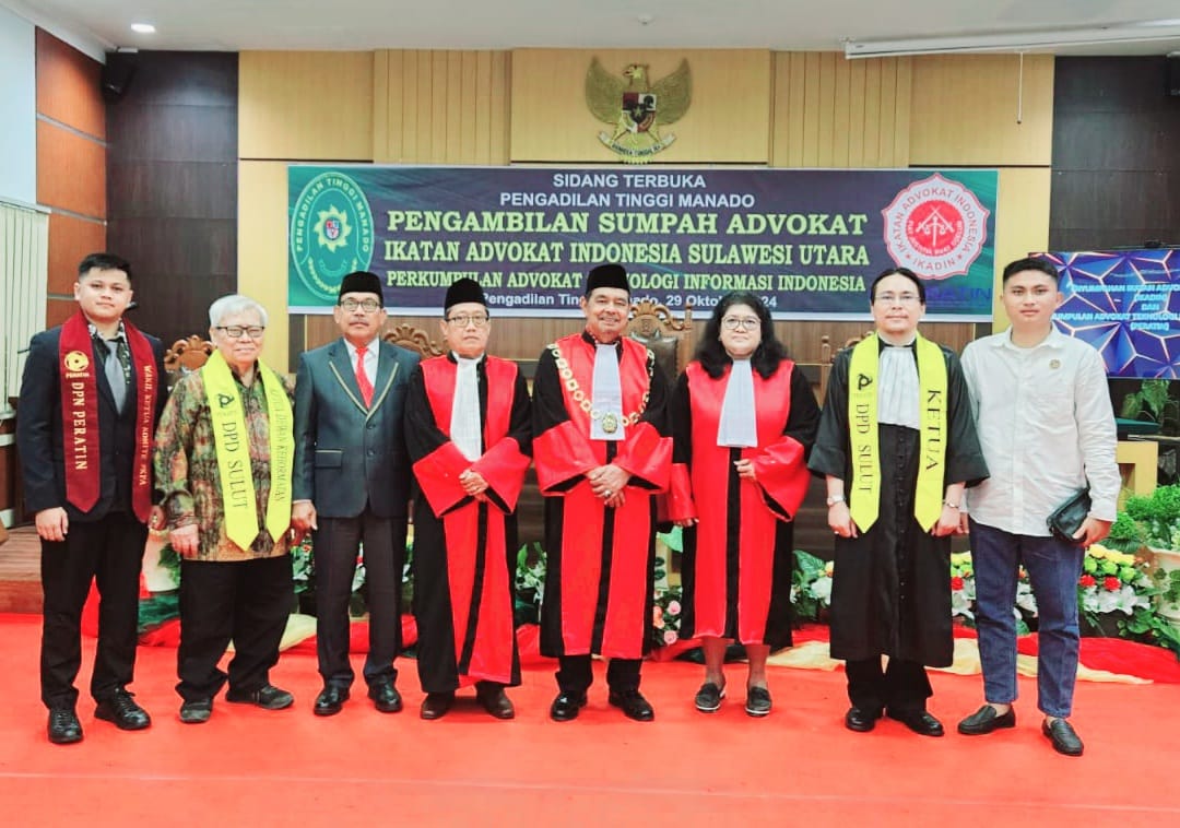 Foto: Advokat Kenneth Yasuhiro Keynes Panelewen, Am.S., S.H. (Ketua DPD PERATIN SULUT) didampingi oleh Pengurus DPN PERATIN dan Pengurus DPD PERATIN SULUT mengikuti Sidang Terbuka Pengambilan Sumpah/Janji Advokat di Pengadilan Tinggi Manado, Selasa (29/10/2024).