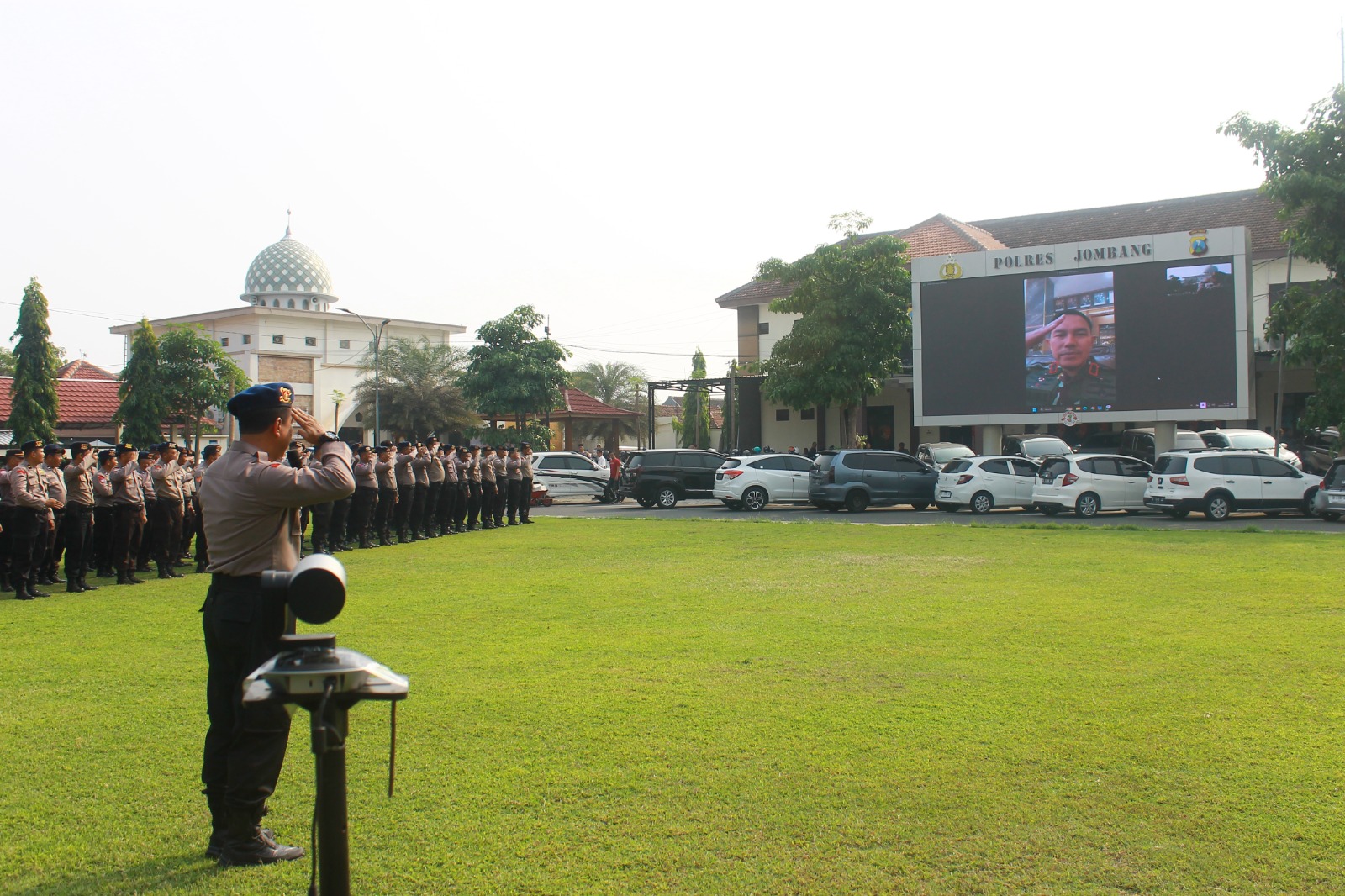 Foto: Kompol Hari Kurniawan S.H., M.H. melakukan teleconference dengan Kapolres Jombang AKBP Eko Bagus Riadi S.H., S.I.K., M.Si. dan disambut bangga oleh DANSAT BRIMOB POLDA Jatim Kombes Pol Suryo Sudarmadi S.H., S.I.K.