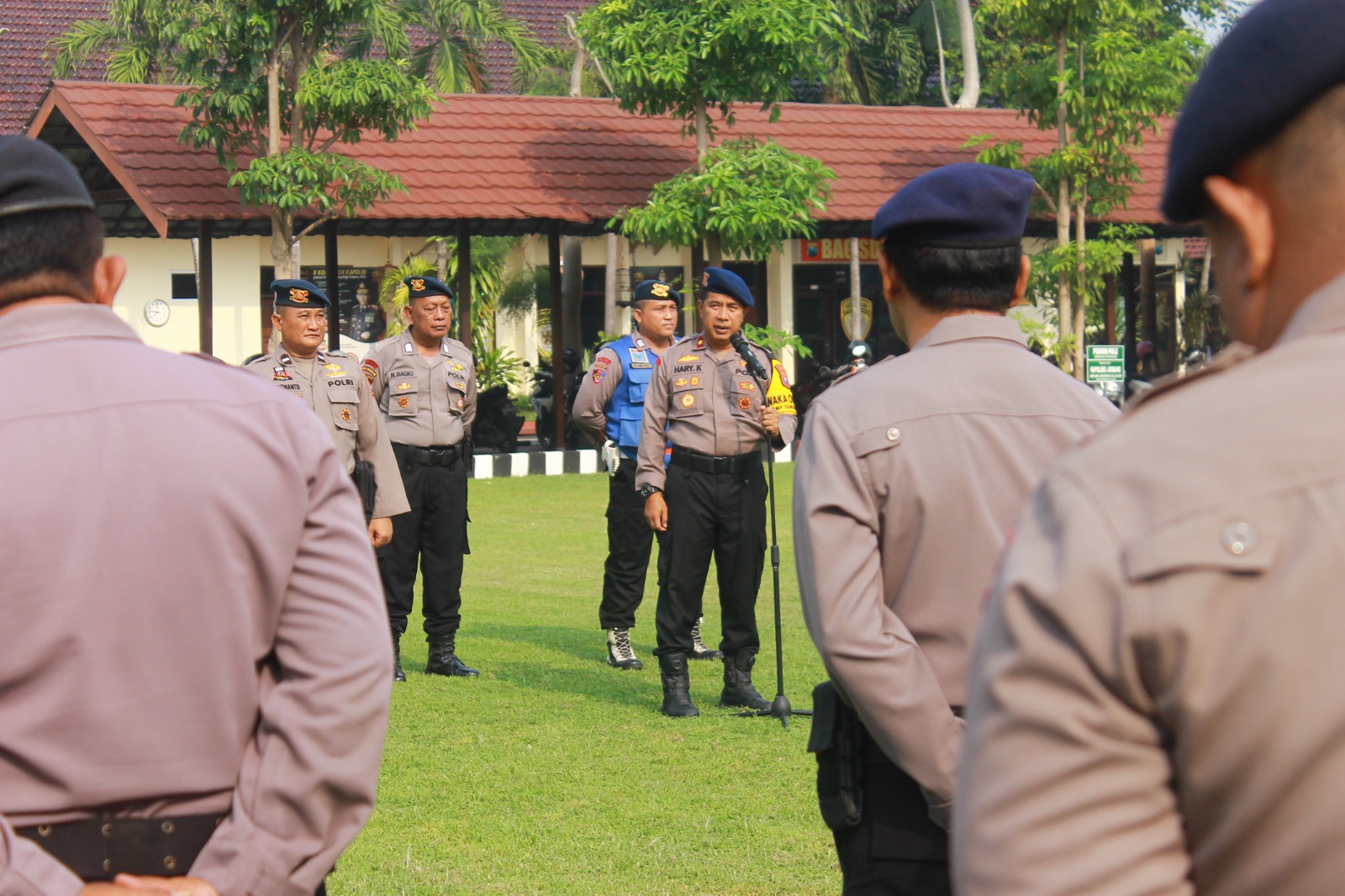 Foto: Wakapolres Jombang Kompol Hari Kurniawan S.H., M.H. saat pimpin langsung apel hari jadi BRIMOB POLRI ke-79 tahun 2024 di Polres Jombang.