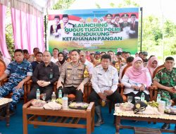 WUJUDKAN KETAHANAN PANGAN, POLRES JOMBANG BERSAMA FORKOPIMDA TANAM JAGUNG DI KECAMATAN TEMBELANG