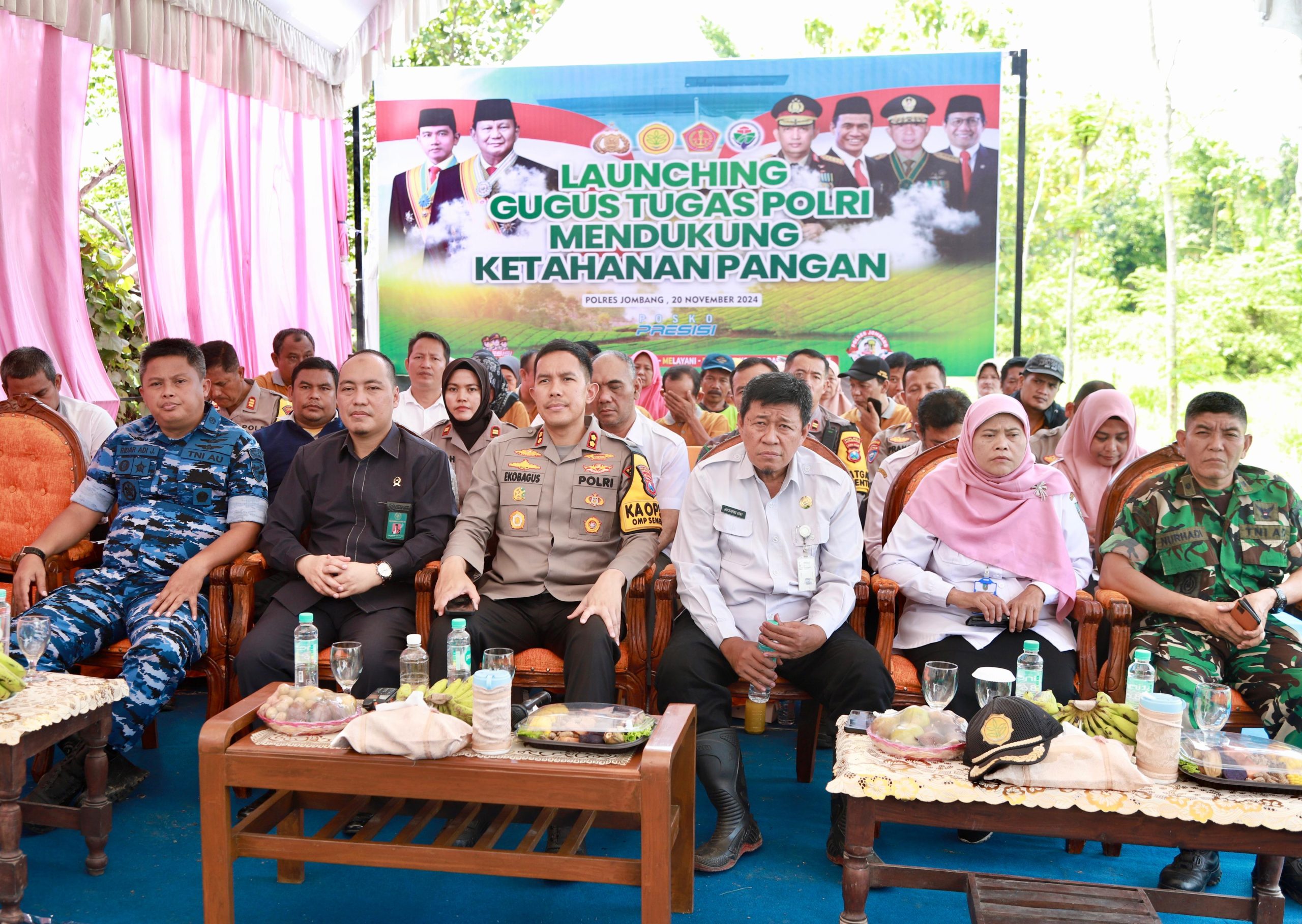 Foto: Kapolres Jombang AKBP Eko Bagus Riyadi bersama Kadis Pertanian Ir. Moch. Rony, MM, Forkopimda Jombang, dan Tiga Pilar Kamtibmas Kecamatan Jombang dalam program Ketahanan Pangan.
