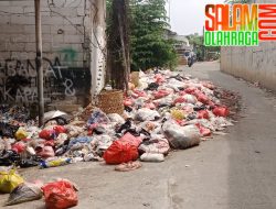 WARGA SUMBERJAYA TAMBUN SELATAN MEMBUANG SAMPAH SEMBARANGAN TIMBULKAN BAU MENYENGAT