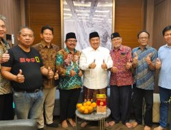 FKUB, Club Vespa, dan Para Tokoh Jombang Sambangi Kediaman Warsubi untuk Berikan Selamat