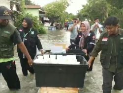 Direktur Yayasan Rombong Sedekah Turun Langsung Dampingi Anggotanya di Lokasi Terdampak Banjir Jombang