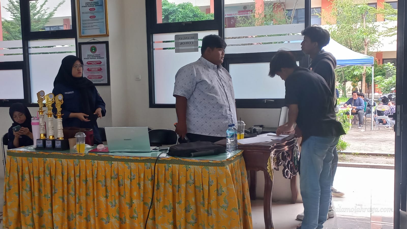 Foto: Leader CHI saat menerima peserta yang memasuki ruang pertandingan.