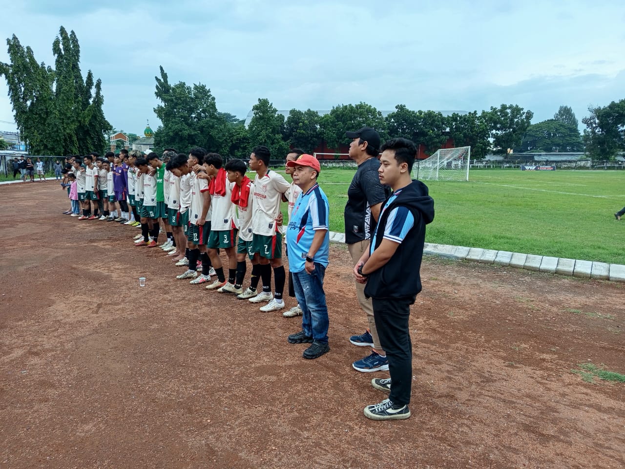 Foto: Ketua Askab dan Exco PSSI Jombang, Gus Sentot dan Bagus Raditya saat mendampingi tim PSID Jombang.
