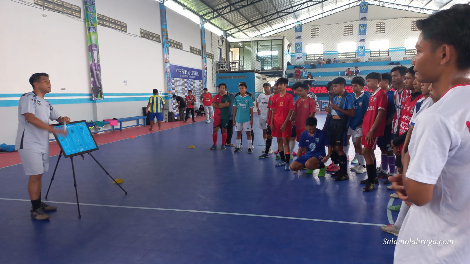 Foto: Coach Ricky saat memberikan arahan teknik dan strategi.