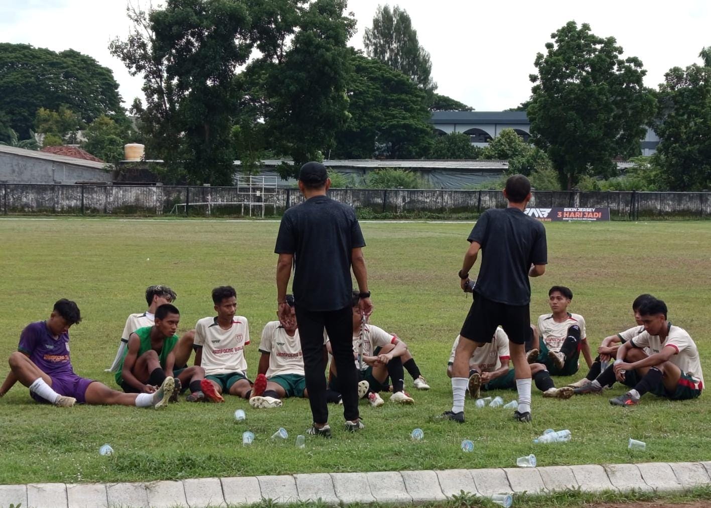 Foto: Tim pelatih PSID memberikan pengarahan saat turun minum.
