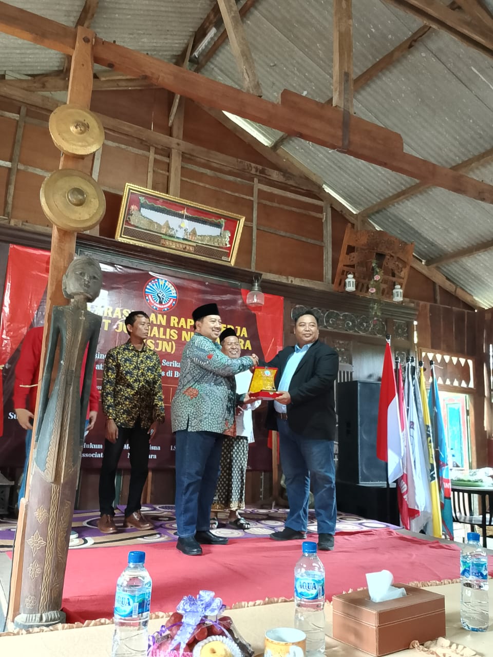 Foto: Pendiri dan pelindung SJN, Bang Jack memberikan simbol kerjasama kepada Bupati Jombang terpilih H. Warsubi.