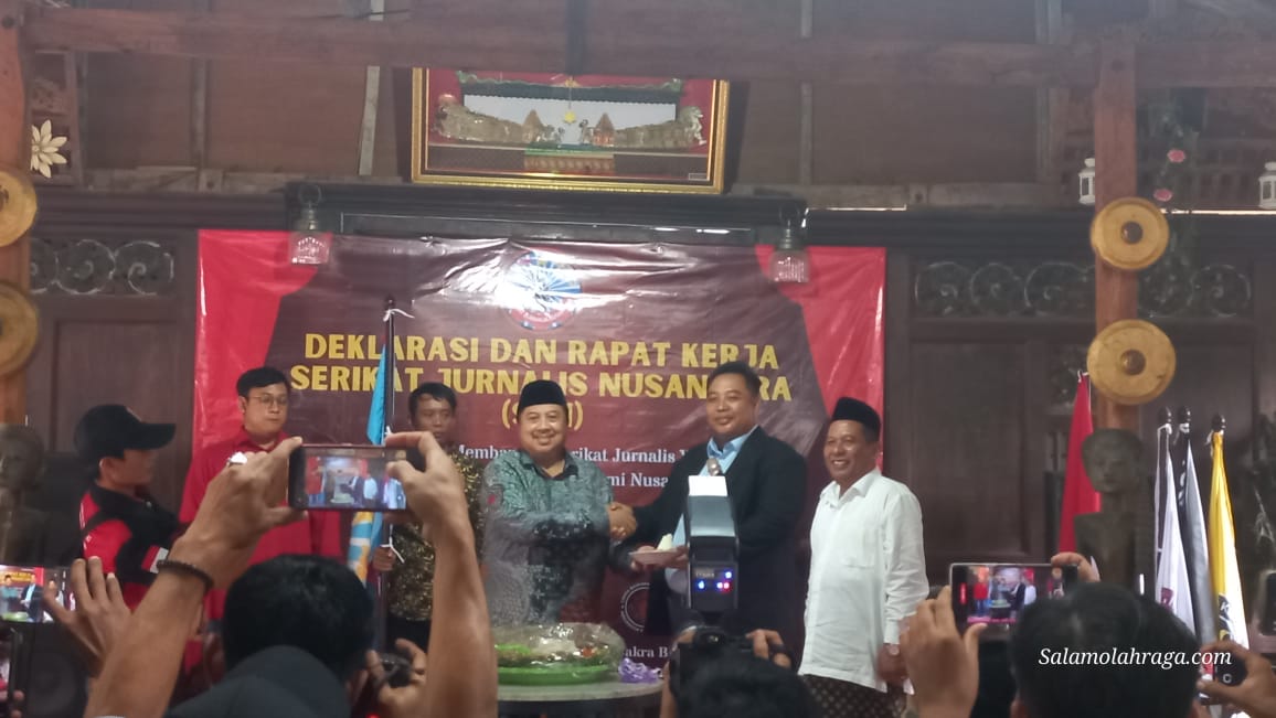 Foto: Pemotongan tumpeng tanda diterimanya SJN oleh H. Warsubi sebagai social control di pemerintahannya.