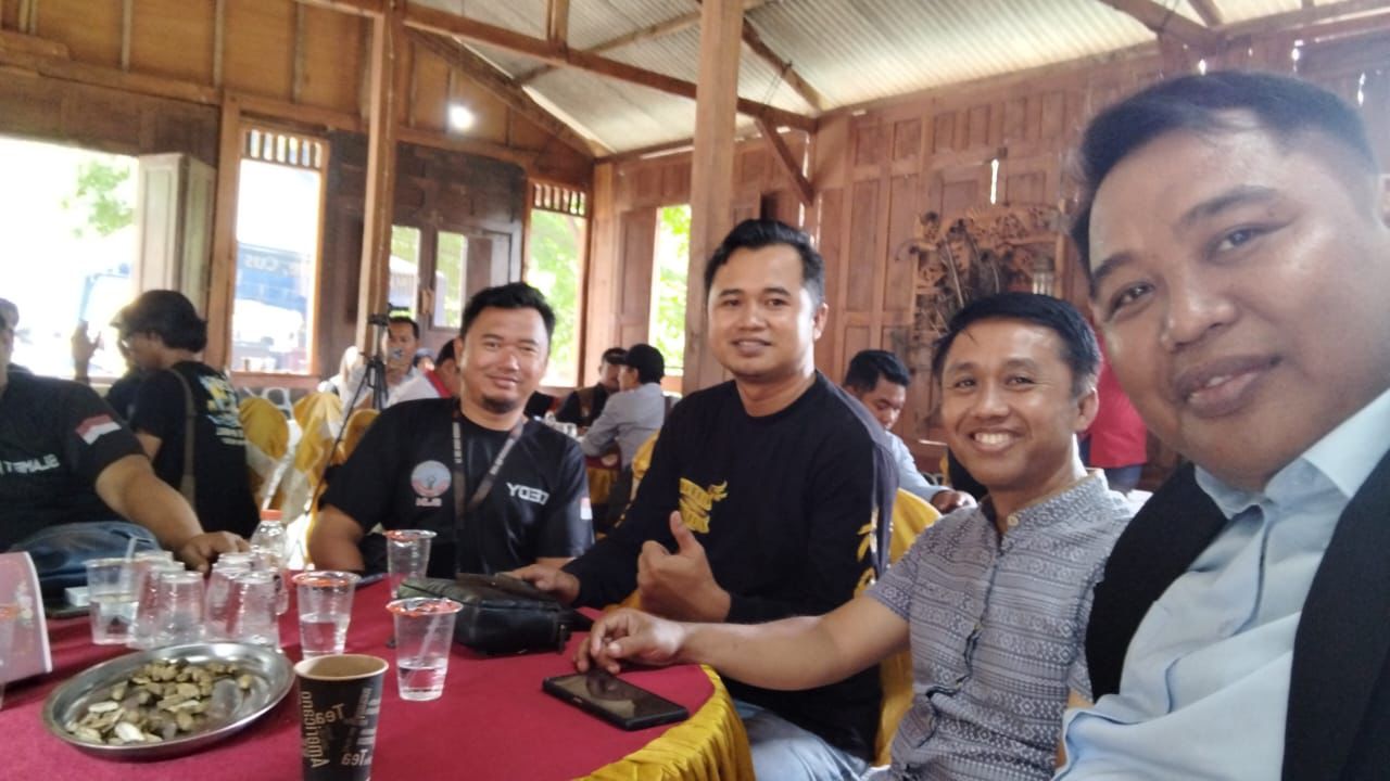 Foto: Jurnalis salamolahraga.com (kiri), akademisi, dan Penasehat SJN (kanan).