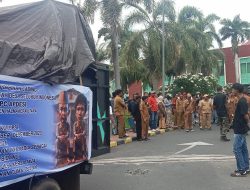 Demo Kades se-Halmahera Utara Tuntut Pemda Bayar Siltap