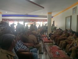 Unjuk Rasa Pemerintah Desa dan BPD se-Halmahera Utara di Kantor Bupati Halut