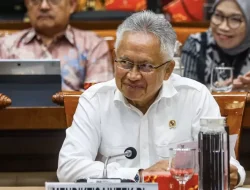 Arogan dan Suka Tampar Anak Buah, Menteri Ini Didemo Pegawainya di Kantornya