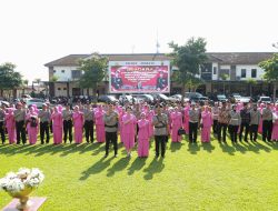 TRADISI SIRAMAN KEMBANG IRINGI KENAIKAN PANGKAT 68 ANGGOTA POLRES JOMBANG
