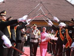Pedang Pora Iringi Penyambutan dan Pelepasan Kapolres Jombang