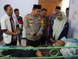 Anjangsana ke Anggotanya yang Sakit, Kapolres Jombang Berikan Motivasi