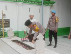 KAPOLRES JOMBANG SILATURAHMI SEKALIGUS ZIARAH KE MAKAM KH. WAHAB CHASBULLAH
