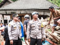 Polres Jombang dan TNI Bahu Membahu Cari Korban Tanah Longsor di Wonosalam
