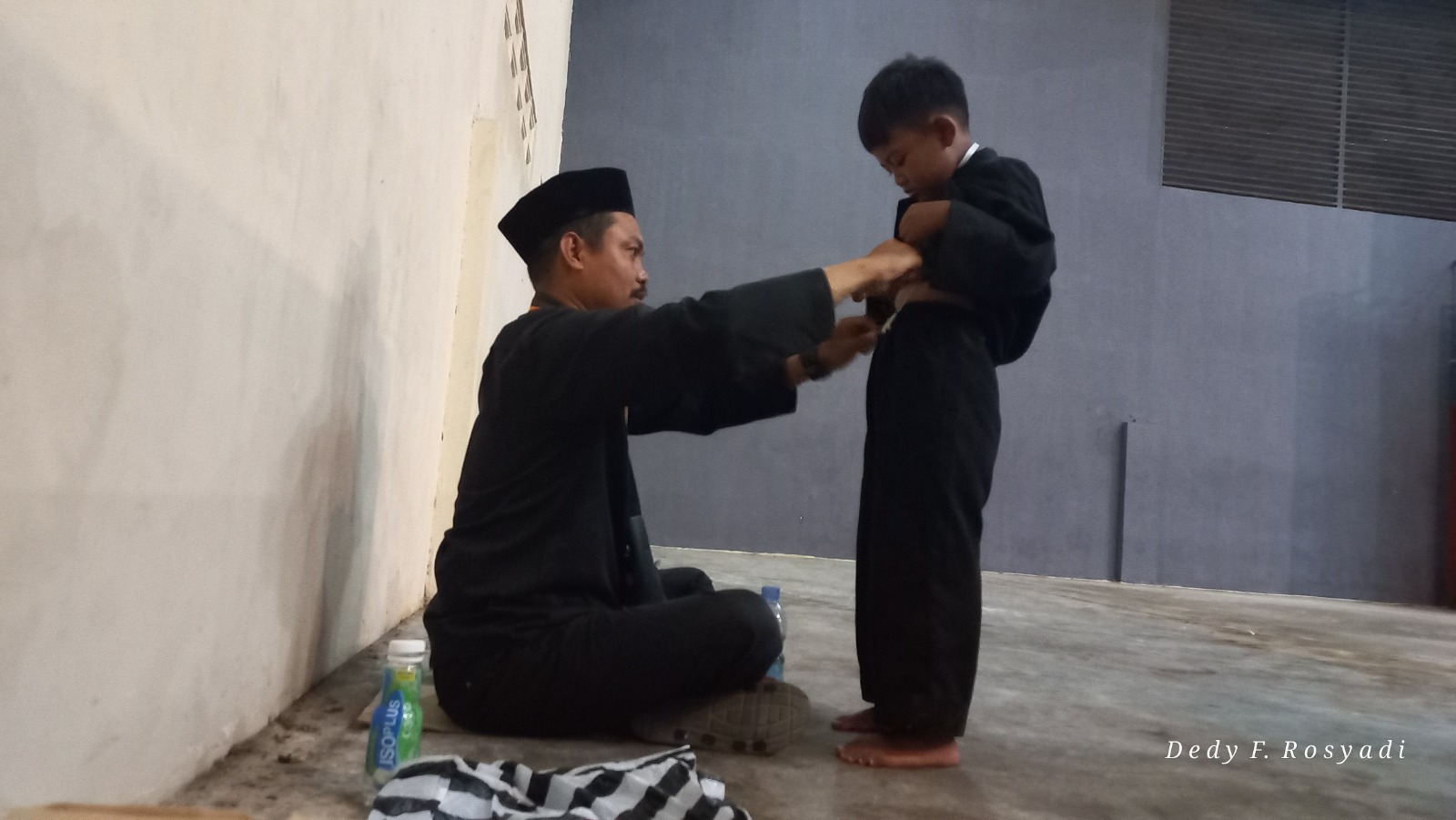Foto: Momen ketika seorang Bapak mempersiapkan putra yang sekaligus atlet binaannya sebelum bertanding.