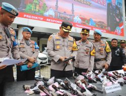 Kapolres Jombang Lakukan Pemeriksaan Senpi dan Urine Berkala