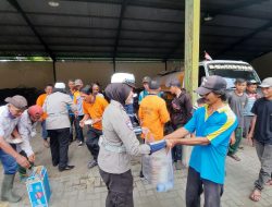 Polisi Jombang Bagikan Nasi Bungkus untuk Pekerja Kebersihan