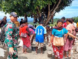 Satgas Pamtas Yon Arhanud 15/DYB Sektor Barat Bantu Renovasi Kapela: Gotong Royong Warga dan Prajurit di Timor Tengah Utara