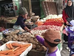 Kenalkan Anak Transaksi Sejak Dini, KB Al-Mujib Kunjungi Pasar Tradisional