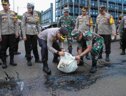 Polres Jombang dan Kodim 0814 Bersinergi Tambal Jalan Berlubang di Jalan Raya Mojoagung Jombang
