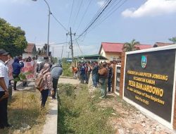 WARGA BANJARDOWO, KABUH JOMBANG MINTA APARAT USUT DUGAAN KORUPSI YANG DILAKUKAN OKNUM KADES