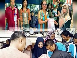Bapenda TTS Beri Kartu Sewa Kios untuk 222 Pedagang di Pasar Inpres Soe