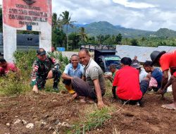 Kerja Bakti di Balai Desa Haumeniana: Kepemimpinan Desa dan Sinergi TNI – Polri dengan Masyarakat