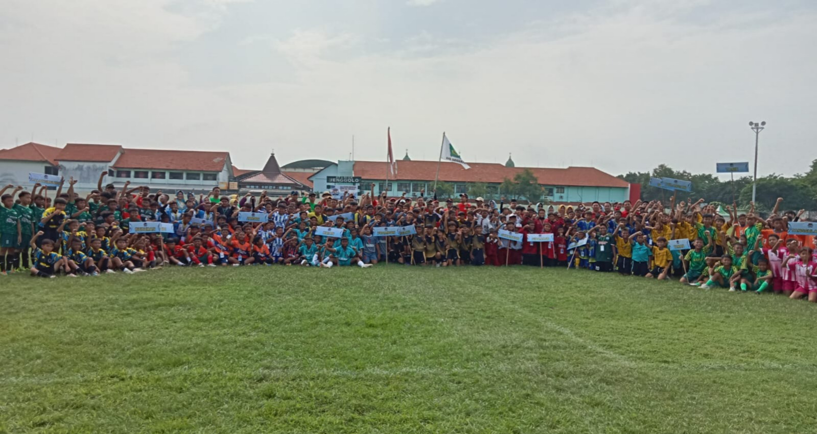 Foto bersama seluruh peserta GSI SD/MI Kabupaten Sidoarjo di Stadion Jenggolo.