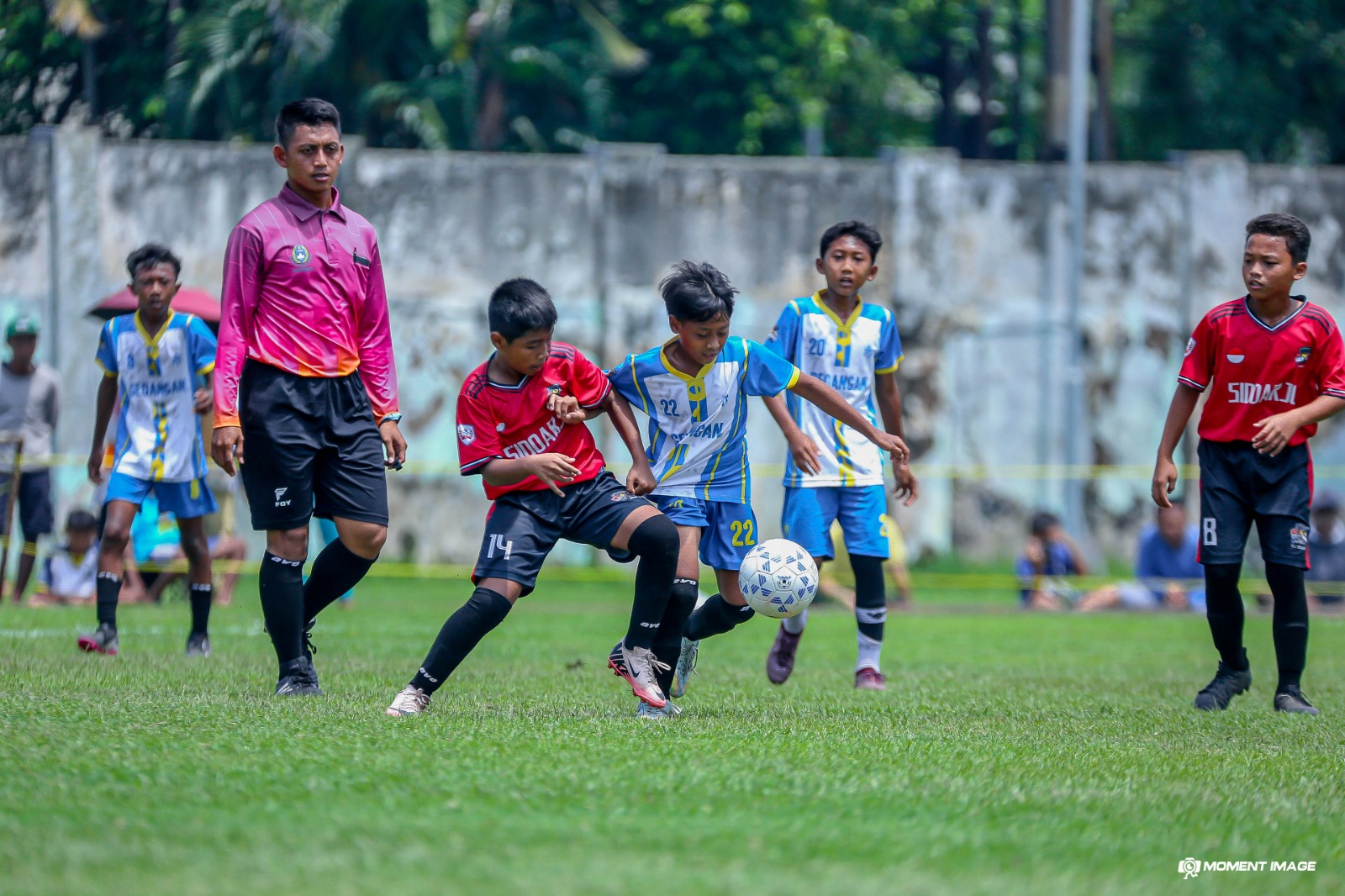 Foto: Pemain Gedangan, Rizza saat berebut dengan pemain Sidoarjo di partai final GSI Sidoarjo 2025.