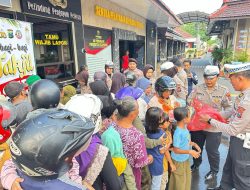 Polres Jombang Bagi Takjil untuk Pengendara Jalan dan Warga Sekitar