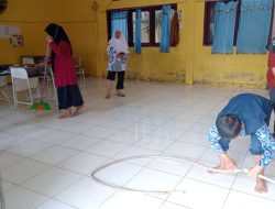 Berjibaku Bersihkan Lumpur Banjir di Hari Pertama Sekolah di Musi Rawas Utara