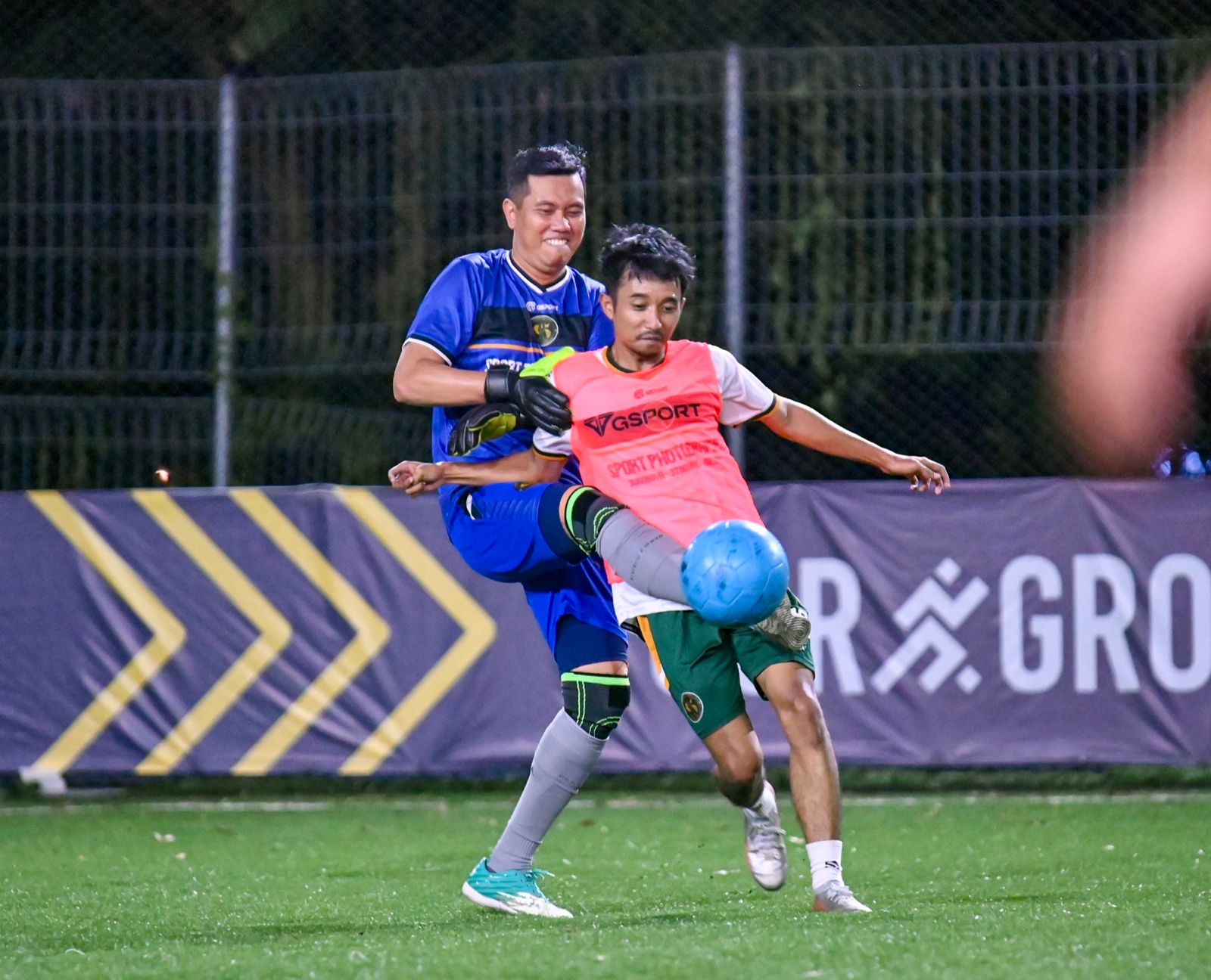 Foto: Duel seru antara Wahyu Amrulloh (kiri) dan Achmadino (kanan) dalam acara Fun Football di Lapangan Wiyung, Surabaya.