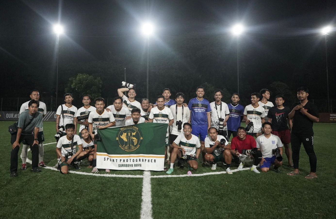 Foto bersama seluruh peserta setelah acara Fun Football di Lapangan Wiyung, Surabaya.