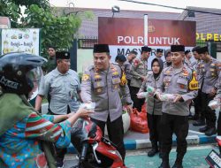 Ramadan Berkah, Kapolres Jombang Bagikan Takjil kepada Pengguna Jalan